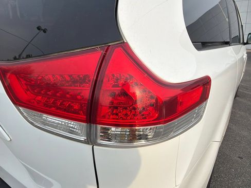 Used 2013 Toyota Sienna LE w/ Towing Pkg AWD/4WD image 8