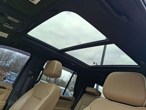 Used 2021 Chevrolet Tahoe Premier w/ Premium Package image 17