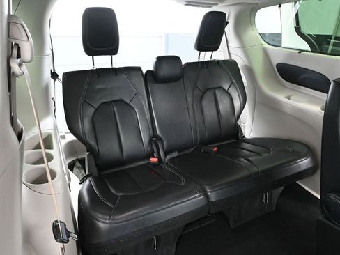 Used 2022 Chrysler Pacifica Touring-L FWD image 42
