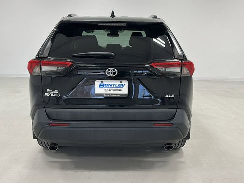 Used 2022 Toyota RAV4 XLE Premium image 5