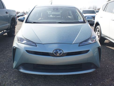 Used 2019 Toyota Prius LE image 2