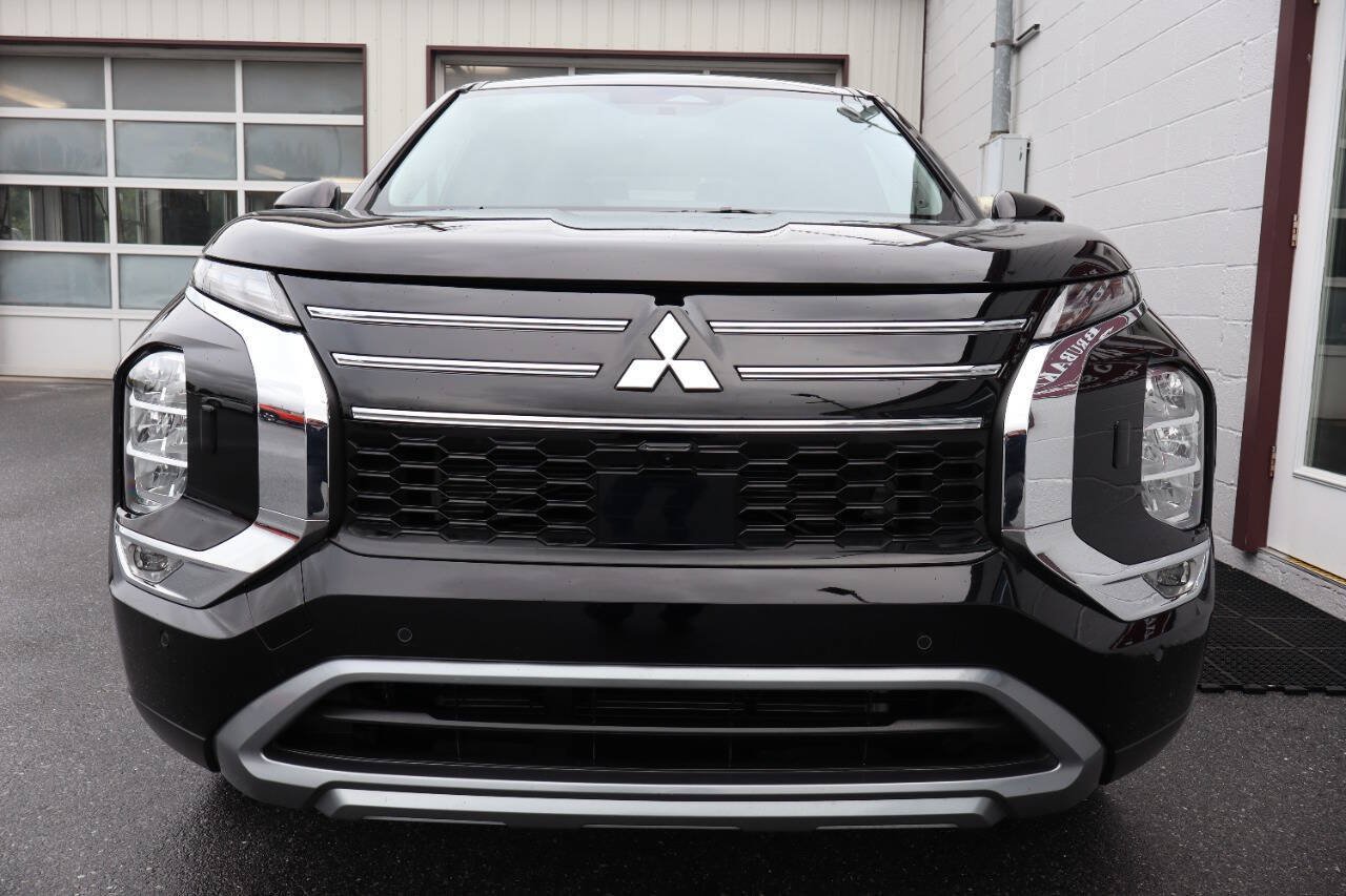 Used 2025 Mitsubishi Outlander SE AWD/4WD image 2
