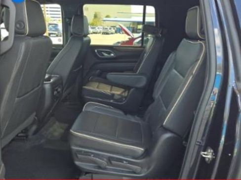 Used 2023 Chevrolet Suburban Premier image 5