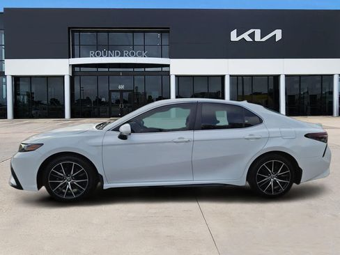 Used 2022 Toyota Camry SE FWD image 4