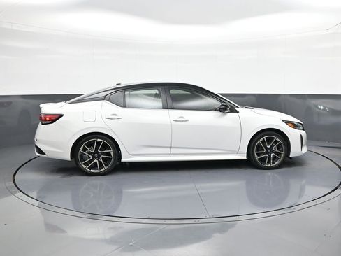 Used 2025 Nissan Sentra SR w/ SR Premium Package FWD image 8