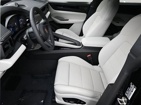 Certified 2025 Porsche Macan 4S Electric AWD/4WD image 6