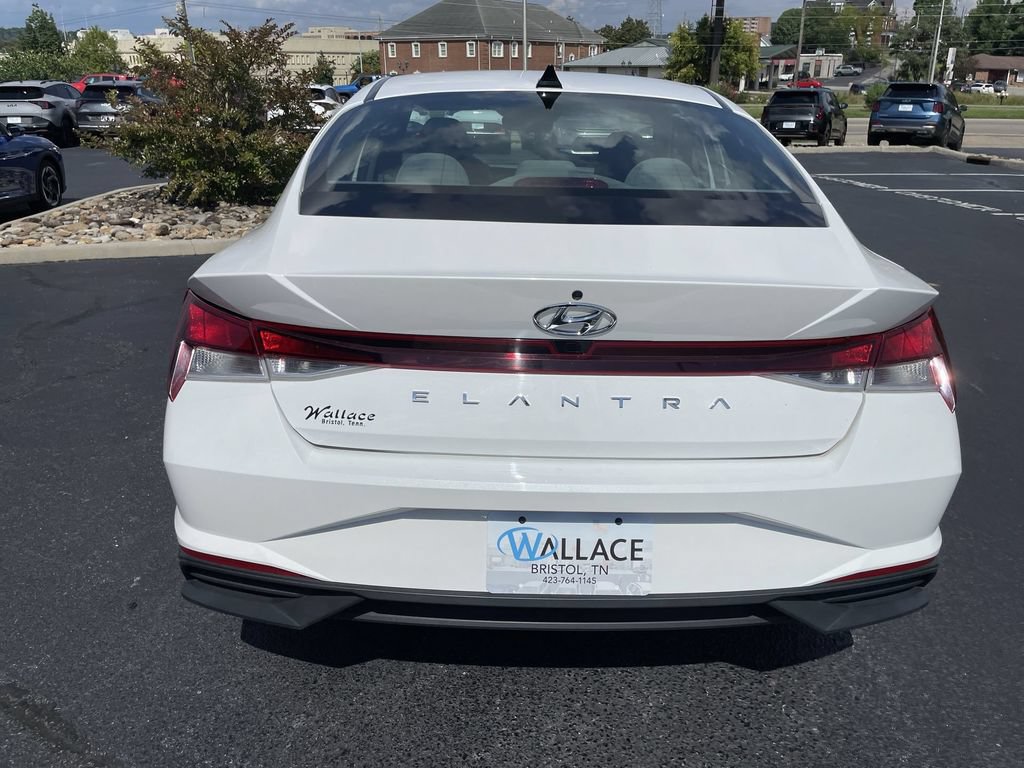 Used 2023 Hyundai Elantra SEL w/ Cargo Package FWD image 5