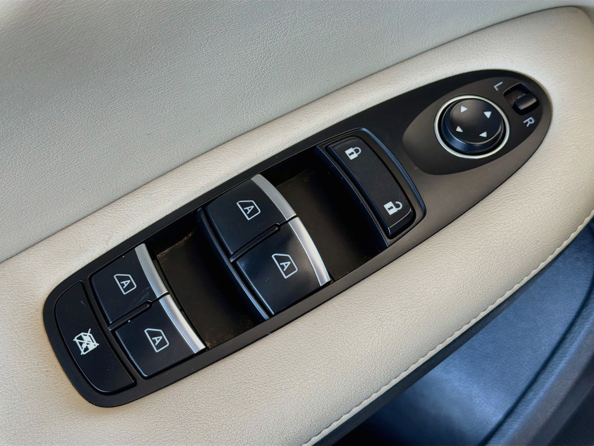 Used 2019 INFINITI QX50 Luxe w/ Navigation Package AWD/4WD image 15