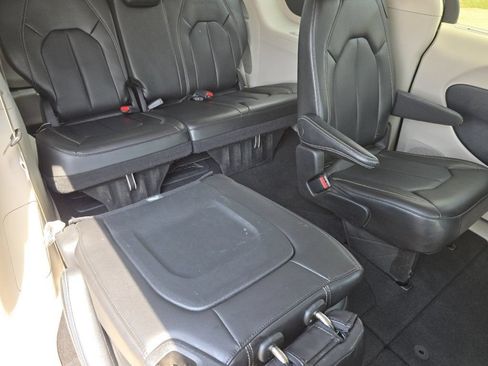 Used 2023 Chrysler Pacifica Touring-L FWD image 22
