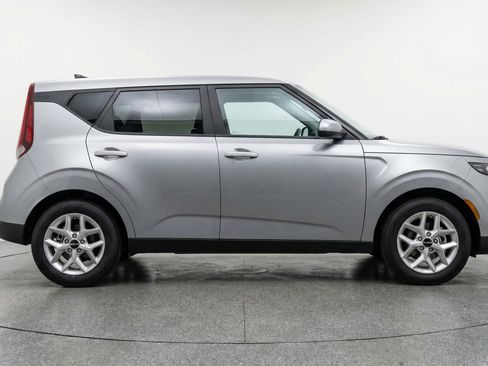 Used 2025 Kia Soul LX w/ LX Technology Package image 9