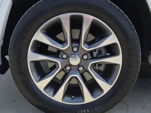 Used 2018 Jeep Grand Cherokee Overland image 56