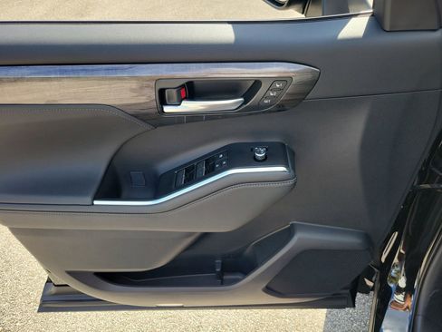 New 2026 Toyota Highlander Limited AWD/4WD image 15