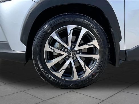 Used 2023 Toyota Corolla Cross XLE w/ Convenience Package FWD image 11