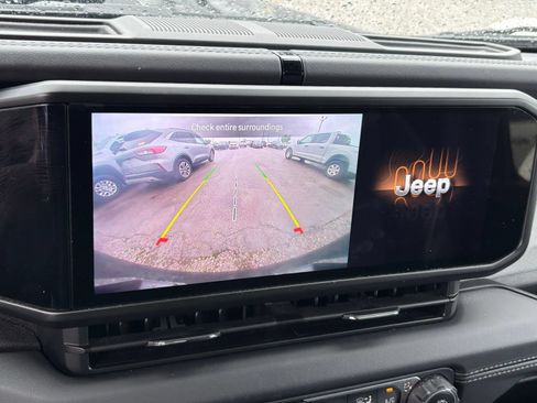 Used 2025 Jeep Wrangler Unlimited Sahara AWD/4WD image 10