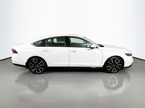 Used 2023 Honda Accord Touring image 7