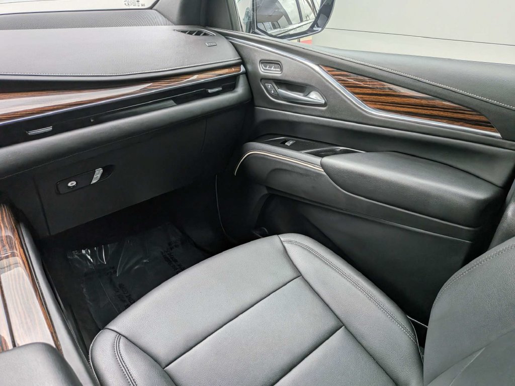 Used 2022 Cadillac Escalade Luxury w/ LPO, Floor Liner Package AWD/4WD image 19
