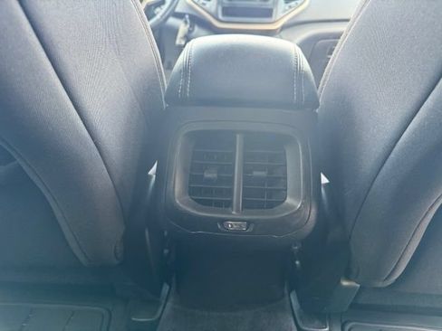 Used 2017 Jeep Cherokee Sport FWD image 18