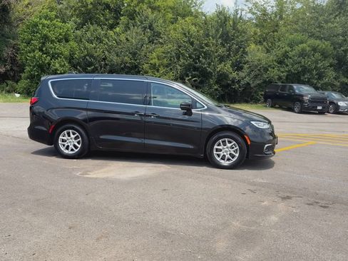 Used 2023 Chrysler Pacifica Touring-L FWD image 2