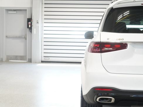 Used 2024 Mercedes-Benz GLS 580 4MATIC image 9