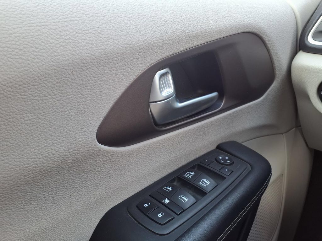Used 2022 Chrysler Voyager LX FWD image 14