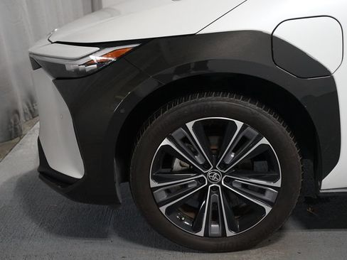 Used 2024 Toyota bZ4X FWD image 5