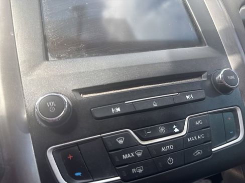 Used 2018 Ford Fusion SE w/ Fusion SE Technology Package FWD image 18