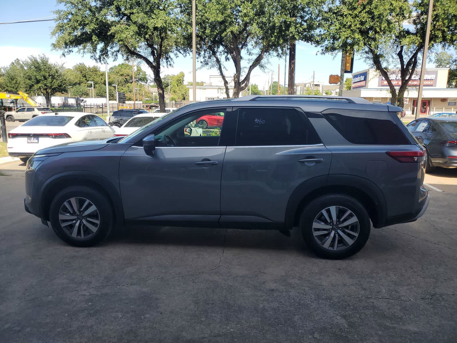 Used 2025 Nissan Pathfinder SL FWD image 3
