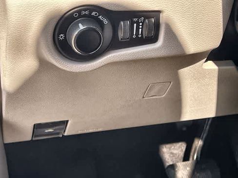 Used 2020 Chrysler Voyager LX FWD image 29