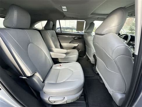 Used 2024 Toyota Highlander Limited image 25