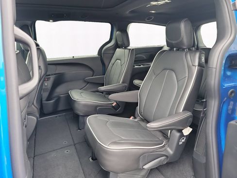 New 2027 Chrysler Pacifica Limited FWD image 13