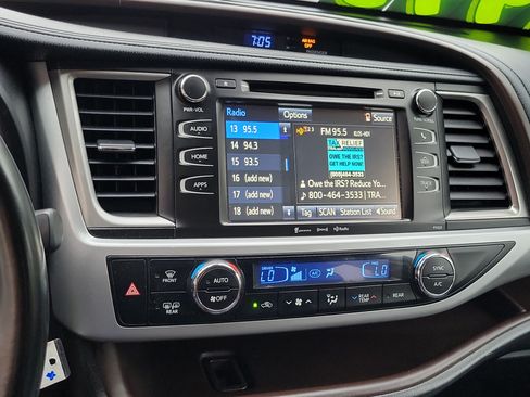 Used 2017 Toyota Highlander Plus FWD image 14