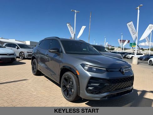 New 2025 Volkswagen Tiguan SE R-Line image 3