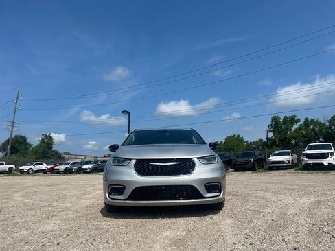 Used 2024 Chrysler Pacifica Touring-L FWD image 3