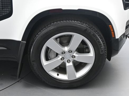 Used 2024 Land Rover Defender 90 X-Dynamic SE image 11