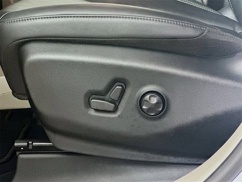 Used 2024 Chrysler Pacifica Touring-L image 21