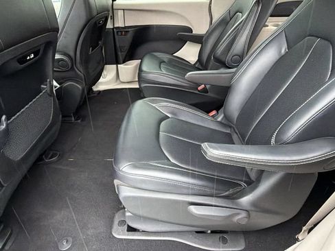 Used 2024 Chrysler Pacifica Limited FWD image 15