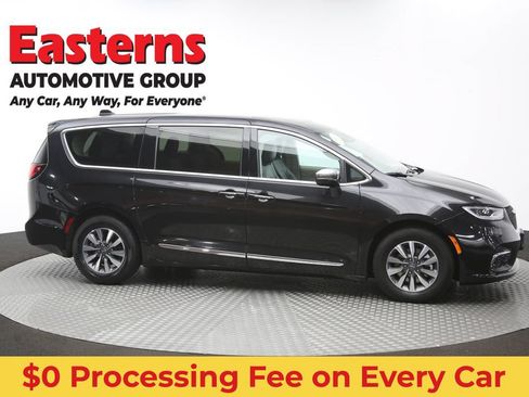 Used 2023 Chrysler Pacifica Limited FWD image 50