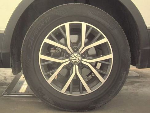 Used 2020 Volkswagen Tiguan SE image 12