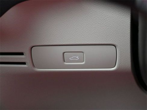 Used 2023 Volvo XC40 B5 Plus image 27