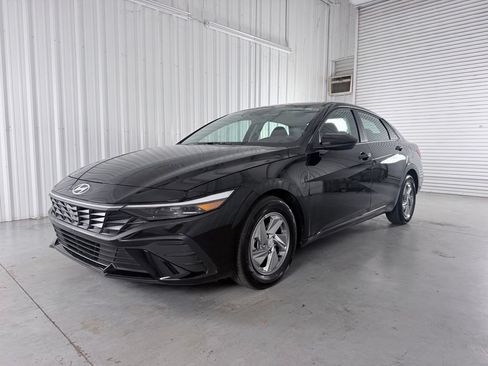 Used 2026 Hyundai Elantra SE FWD image 1