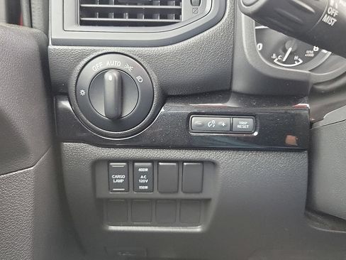 Used 2024 Nissan Titan SV w/ SV Convenience Package AWD/4WD image 14