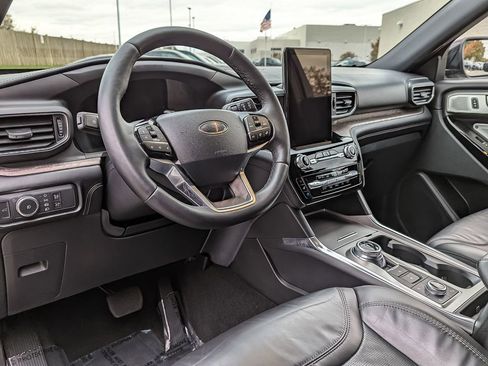 Used 2022 Ford Explorer Platinum w/ Equipment Group 601A image 17