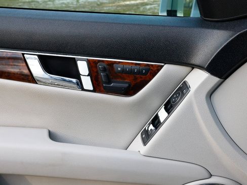 Used 2010 Mercedes-Benz C 300 Sedan image 37