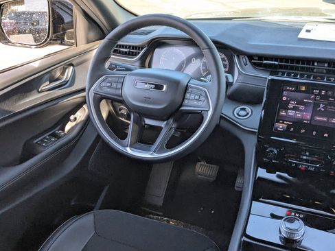 New 2025 Jeep Grand Cherokee L Altitude image 11