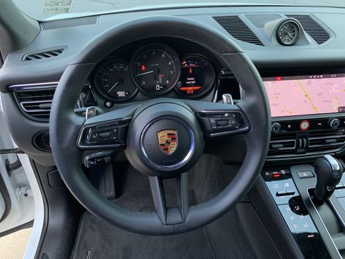 Used 2025 Porsche Macan AWD/4WD image 18