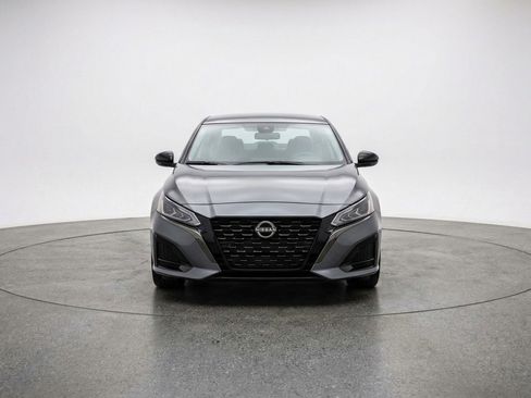 Used 2025 Nissan Altima 2.5 SV image 2