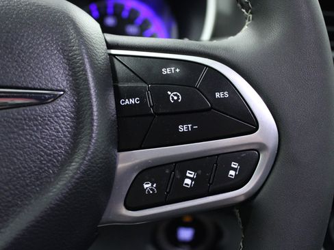 Used 2025 Chrysler Pacifica Select image 22