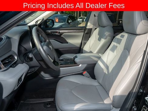 Used 2024 Toyota Highlander Platinum FWD image 14