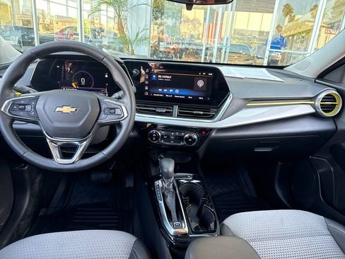 Certified 2025 Chevrolet Trax LT w/ Driver Confidence Package FWD image 12