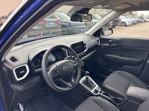 Used 2023 Hyundai Venue Limited FWD image 9